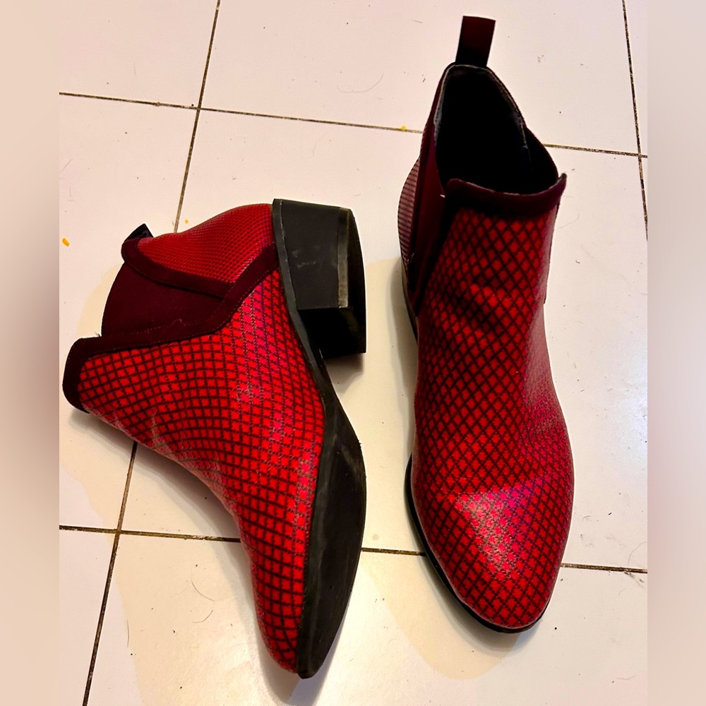 Betabrand Tennis Western boots. Size 8.5. Red w/ black diamond pattern.